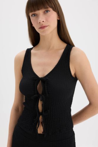 Slim Fit Dar Kesim V Yaka Önden Bağlamalı Bürümcük Kolsuz Bluz