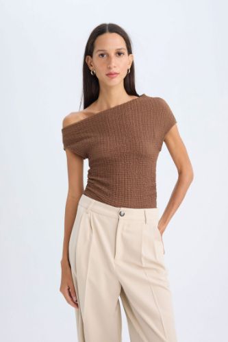 Kadın Kahve Slım Fıt Tek Omuzlu Bürümcük Kısa Kollu Tişört