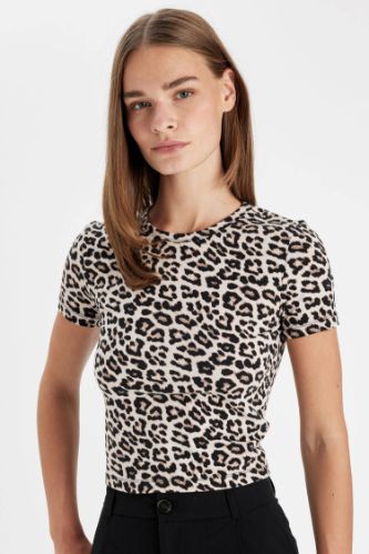 Slim Fit Dar Kesim Bisiklet Yaka Leopar Desenli Kısa Kollu Tişört
