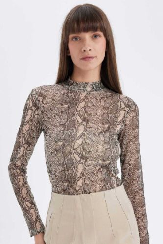 Slim Fit Dar Kesim Yarım Balıkçı Yaka Yılan Desenli Tül Uzun Kollu Tişört