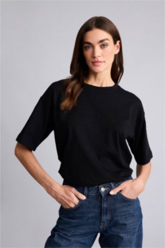 Woman Black Woman Short Sleeve T-Shirt