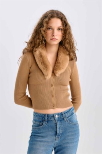 Slim Fit Dar Kesim Suni Kürklü V Yaka Düğmeli Triko Hırka