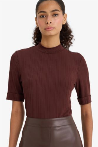 FEMME Marron T-shirt côtelé à col semi-montant et manches courtes Coupe régulière