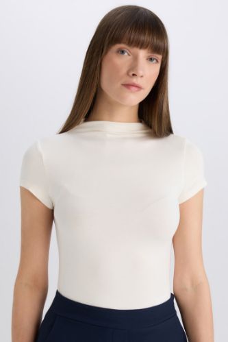 Slim Fit Dar Kesim Yarım Balıkçı Yaka Basic Düz Kısa Kollu Tişört