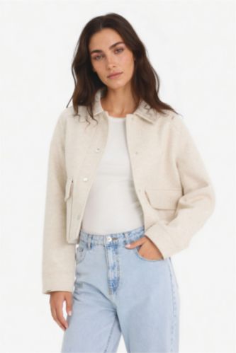 حريمي بيج فاتح جاكيت صوف بأزرار وياقة بولو بقصة عادية