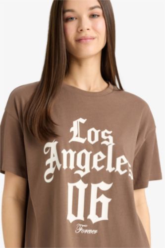 تيشيرت نص كم اوفر سايز بني بطبعة شعار برقبة مستديرة