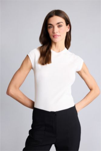 حريمي بيج فاتح تيشيرت نص كم سادة بيزك سليم فيت وياقة مستديرة