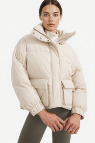 Kadın Açık Bej Su İtici Oversize Fit Geniş Kalıp Dik Yaka Fermuarlı Çıtçıtlı Cepli Şişme Mont