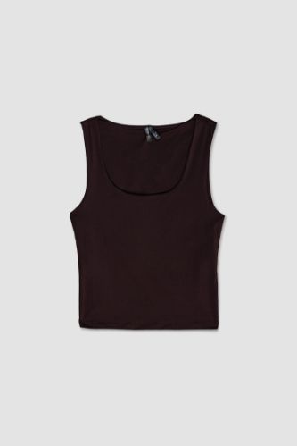 تانك توب سليم فيت بيزك سادة بياقة مربعة