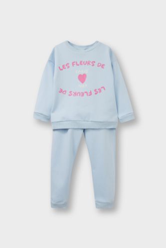 طقم بيبي بناتي بطبعة شعار قماش خفيف قصة عادية - قطعتين