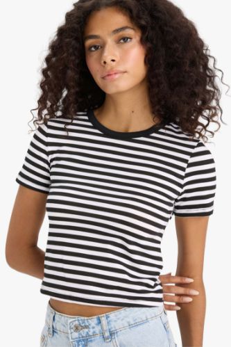 Узкая полосатая футболка Slim Fit с круглым вырезом и короткими рукавами.