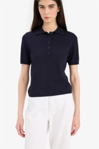 Приталенный трикотажный свитер с воротником-поло