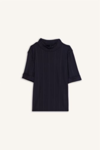 تيشيرت نص كم قصة عادية مضلع بياقة عالية