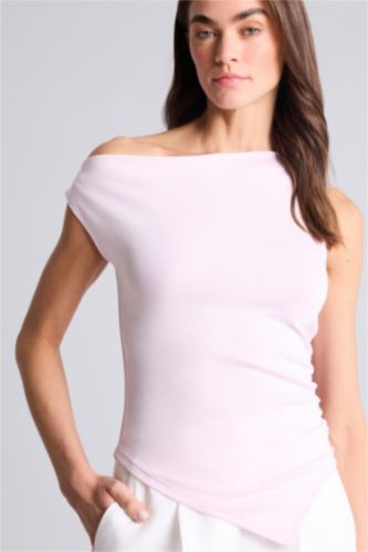 Woman Light Pink تيشيرت نص ردن سليم فيت بكتف واحد