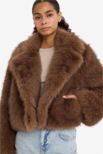 Regular Fit Düğmeli Kısa Suni Kürk