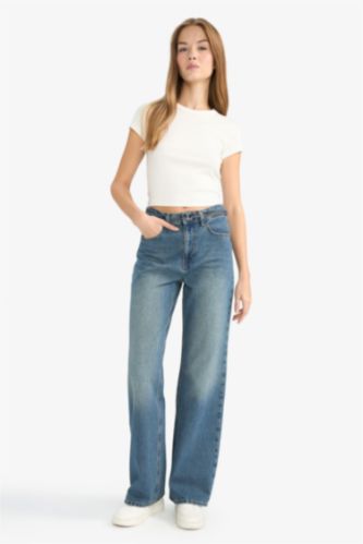 بنطرون جينز قصة مستقيمة واسعة وخصر عالي