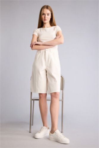 Kadın Kırık Beyaz Gabardin Bermuda Şort