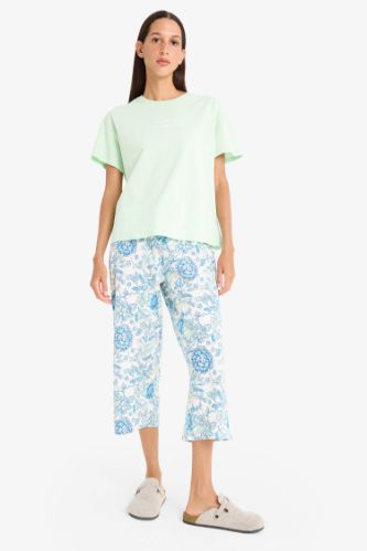 Regular Fit Kısa Kollu Pijama Üstü Esnek Belli Desenli Kapri Pijama Altı-Fall in Love