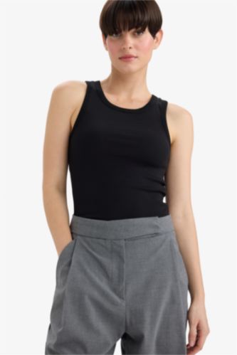 توب سليم فيت مضلعة برقبة ريسر هالتر