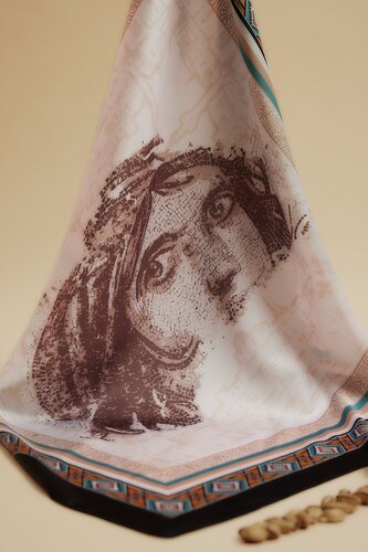 Kadın Zeugma Temalı Fular