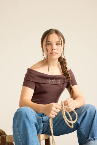تيشيرت بناتي نص ردن مضلع سليم فيت بكتف مكشوف وطبعة نجم
