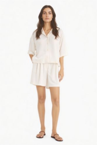 حريمي بيج فاتح شورت قصة عادية بخصر عالي وحزام