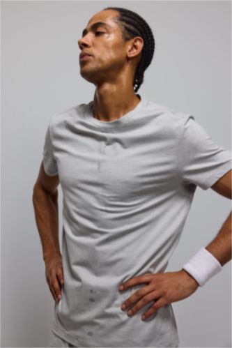 Standart Fit дөңгелек жағалы спорттық қысқа жеңді футболка