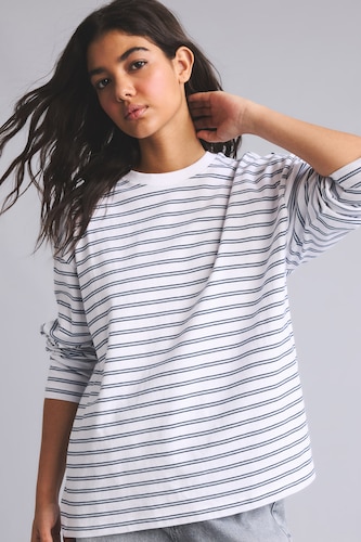 Woman White Loose Fit Crew Neck Sweatshirt
