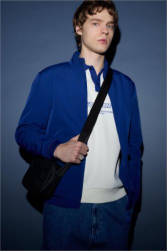 جاكيت أزرق خفيف قصة عادية بياقة كوليج بجيوب