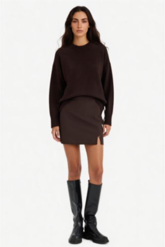 نساء بني تنورة قصير بخصر عادي