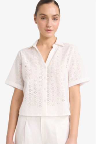 Kadın Kırık Beyaz Regular Fıt Kaçık Yaka Brode Kısa Kollu Gömlek