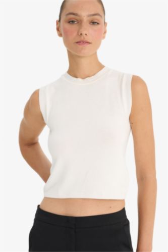 Вязаный топ без рукавов с круглым вырезом