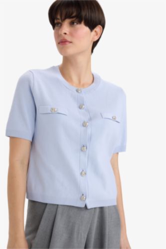 جاكيت تريكو قصة عادية بياقة مستديرة