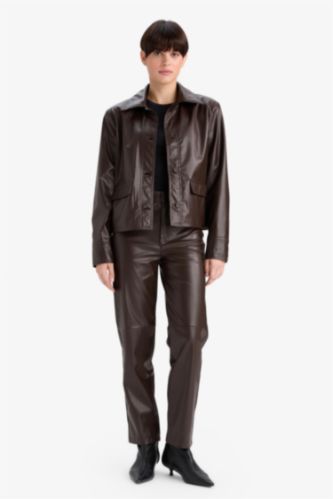 بنطرون جلد كاروت فيت قصير بجيب