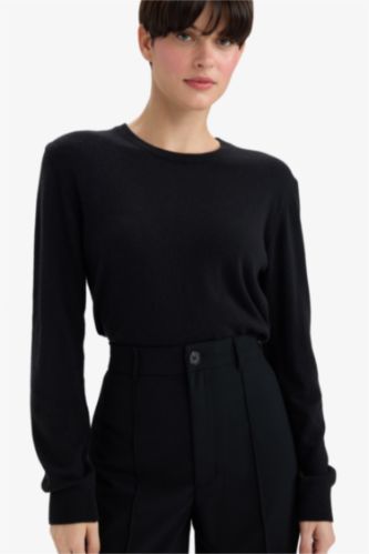 بلوز تريكو قصة عادية بياخة مستديرة من مزيج الصوف