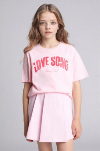 بنات زهري فاتح تيشيرت بناتي نص ردن بطبعة شعار اوفر سايز