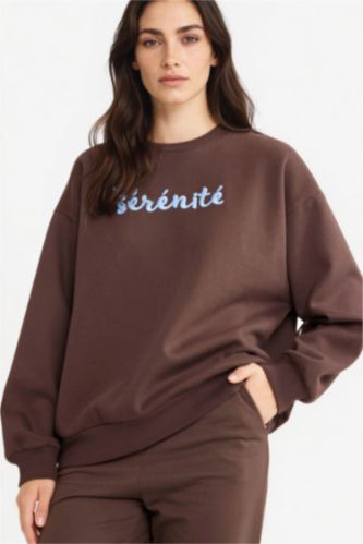 نساء بني سويت شيرت بطبعة شعار اوفر سايز بياقة مستديرة