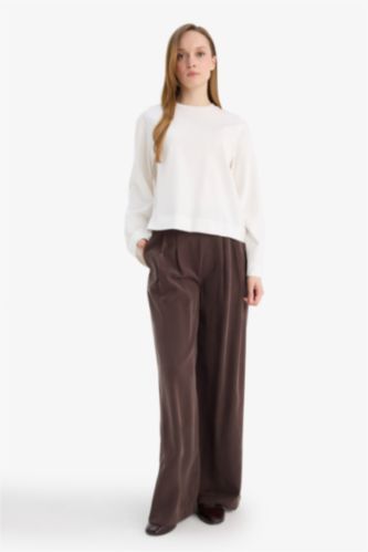 نساء بني سروال واسع قصة عادية