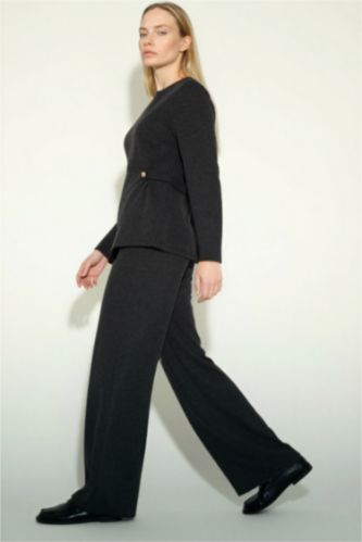 بنطرون بيكيه بقصة مستقيمة ورجل واسع