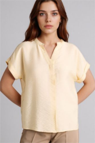 Kadın Açık Sarı Relax Fıt Kaçık Yaka Kısa Kollu Bluz