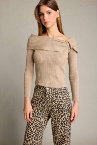 Açık Omuz Toka Detaylı Uzun Kollu Bluz