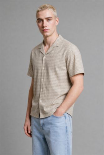رجال بيج فاتح Boxy Fit Short Sleeve Shirt