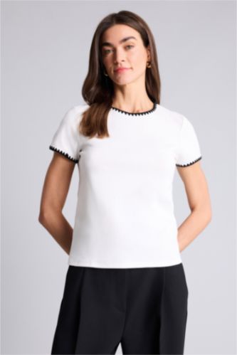 حريمي بيج فاتح تيشيرت نص كم قصة عادية وياقة مستديرة