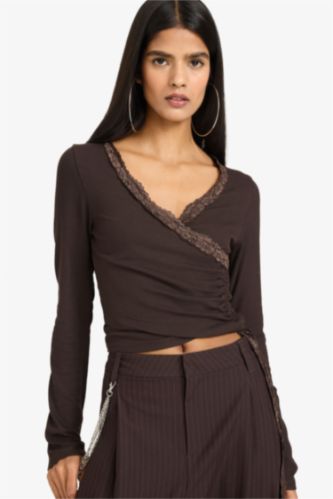 نساء بني تيشيرت مخصر بتفاصيل دانتيل