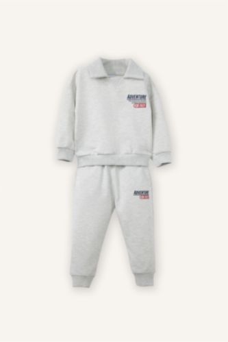 سيت بيبي ولادي بطبعة شعار قماش خفيف - قطعتين