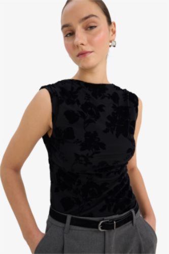 بلوزة توب فلورال كت سليم فيت بياخة مستديرة