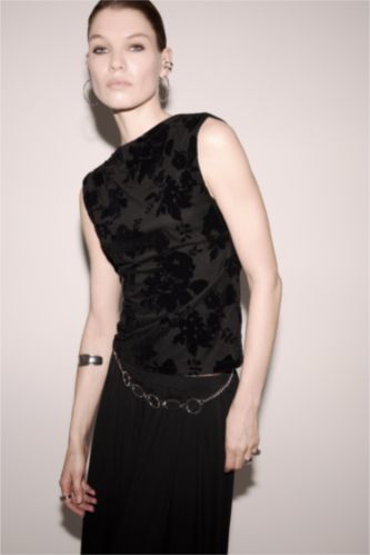 Slim Fit Dar Kesim Çiçekli Bisiklet Yaka Tül Kolsuz Bluz