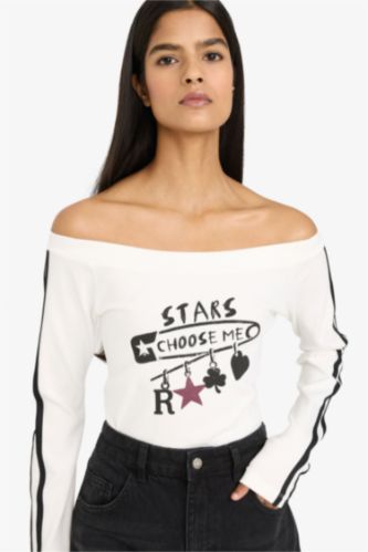 Fitted Kayık Yaka Baskılı Ribana Tişört