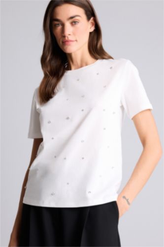 حريمي بيج فاتح تيشيرت نص كم مطرز قصة عادية وياقة مستديرة