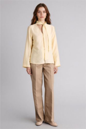 Kadın Açık Sarı Regular Fıt V Yaka Uzun Kollu Gömlek